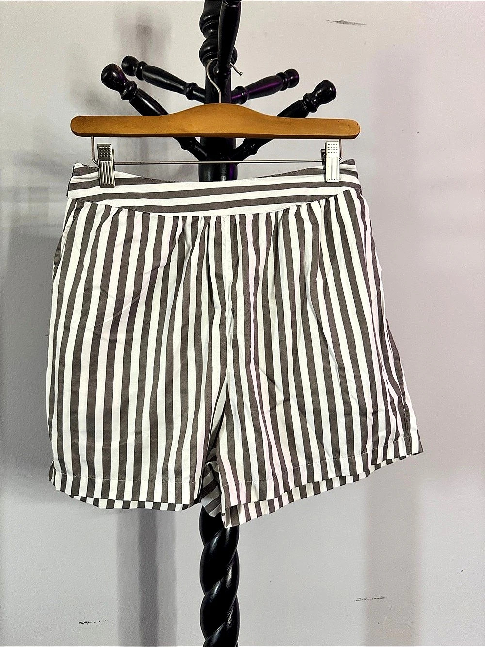 Striped Shorts in Slate Brown & White Size Medium 19.3.B2